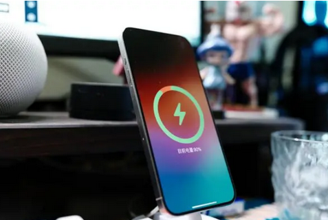 青羊苹果15换屏服务分享用什么充电器给iPhone15充电更好 